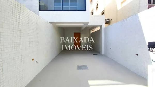 Casa Padrão 3 quartos/suítes/ 2 vagas / Embaré