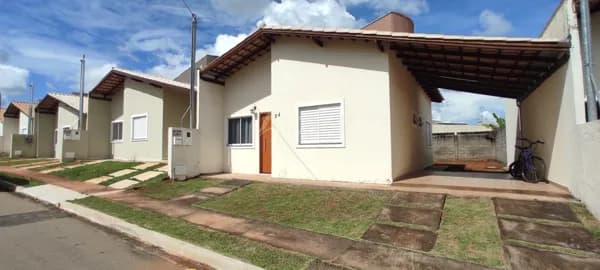Casa em condomínio com móveis