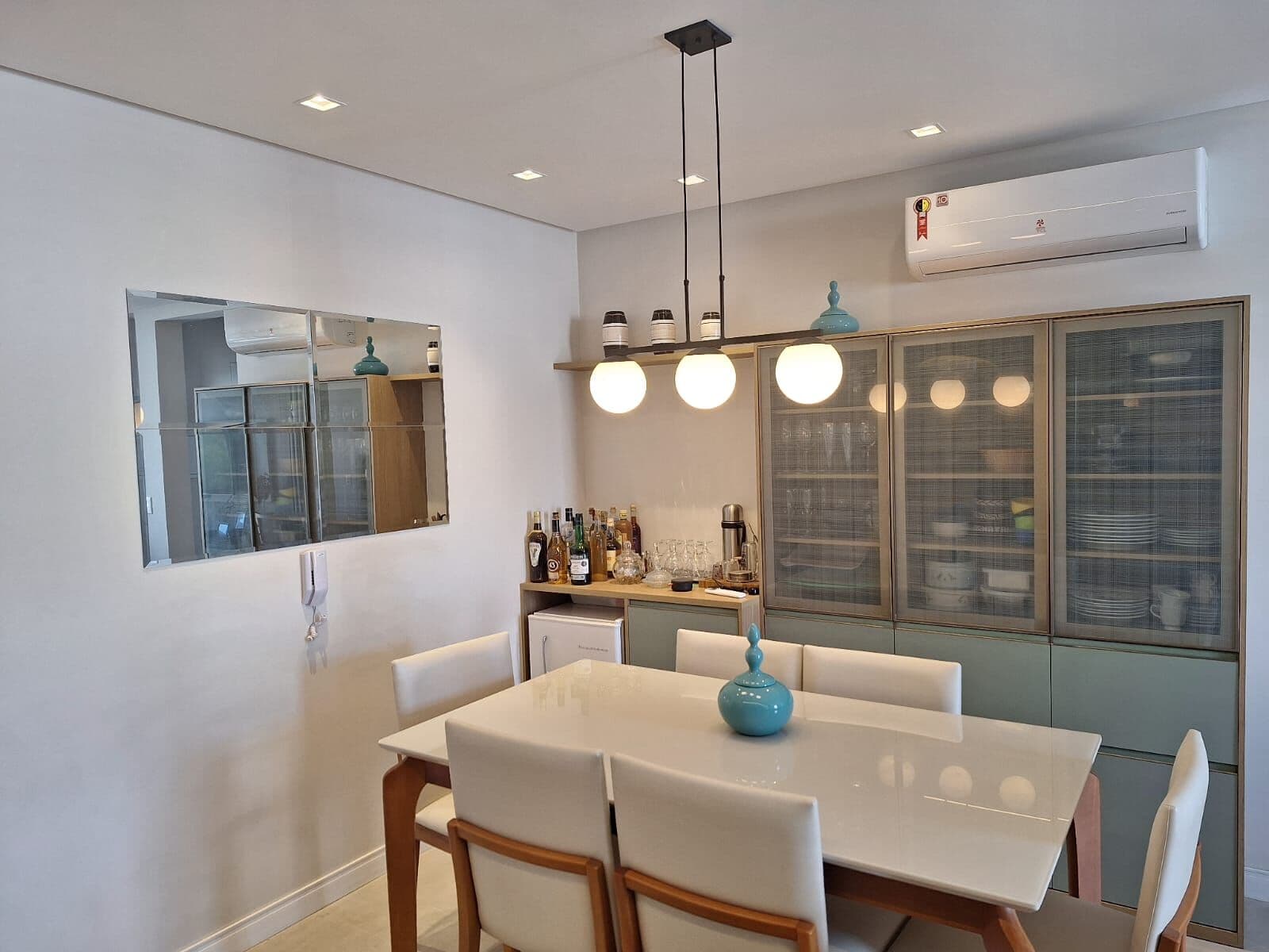 Apartamento mobiliado à venda na terceira quadra do mar