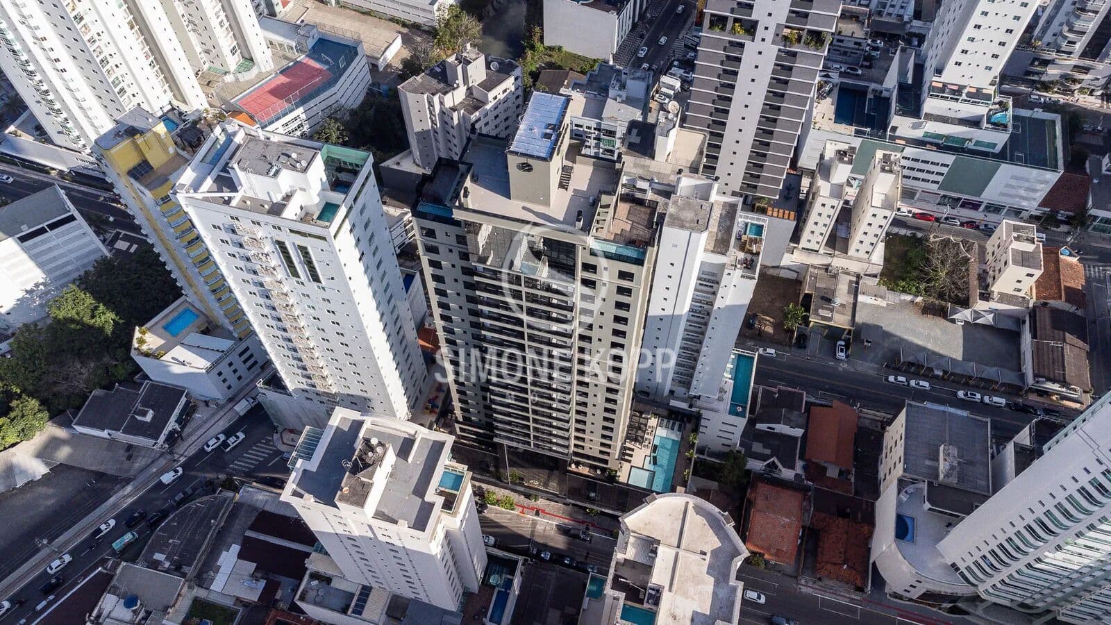 Empreendimento completo, com mais de 1.000 m² de área de lazer, apartamentos de 146 m², 4 suítes, moderno living integrado, cozinha gourmet e sacada com churrasqueira