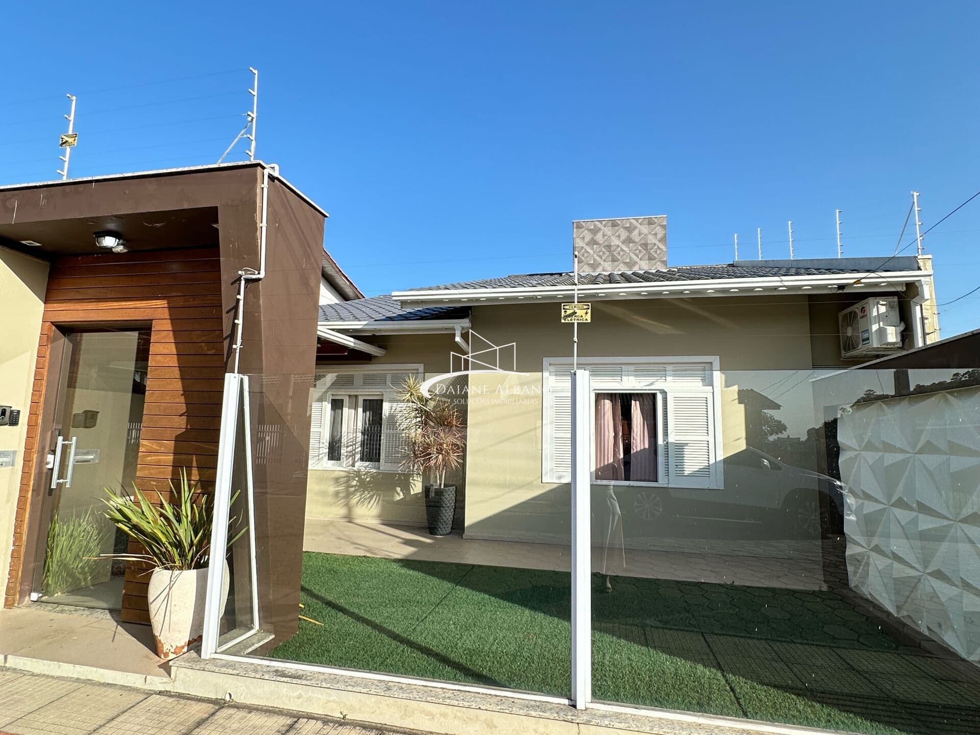 Casa mobiliada com edícula no bairro Coloninha