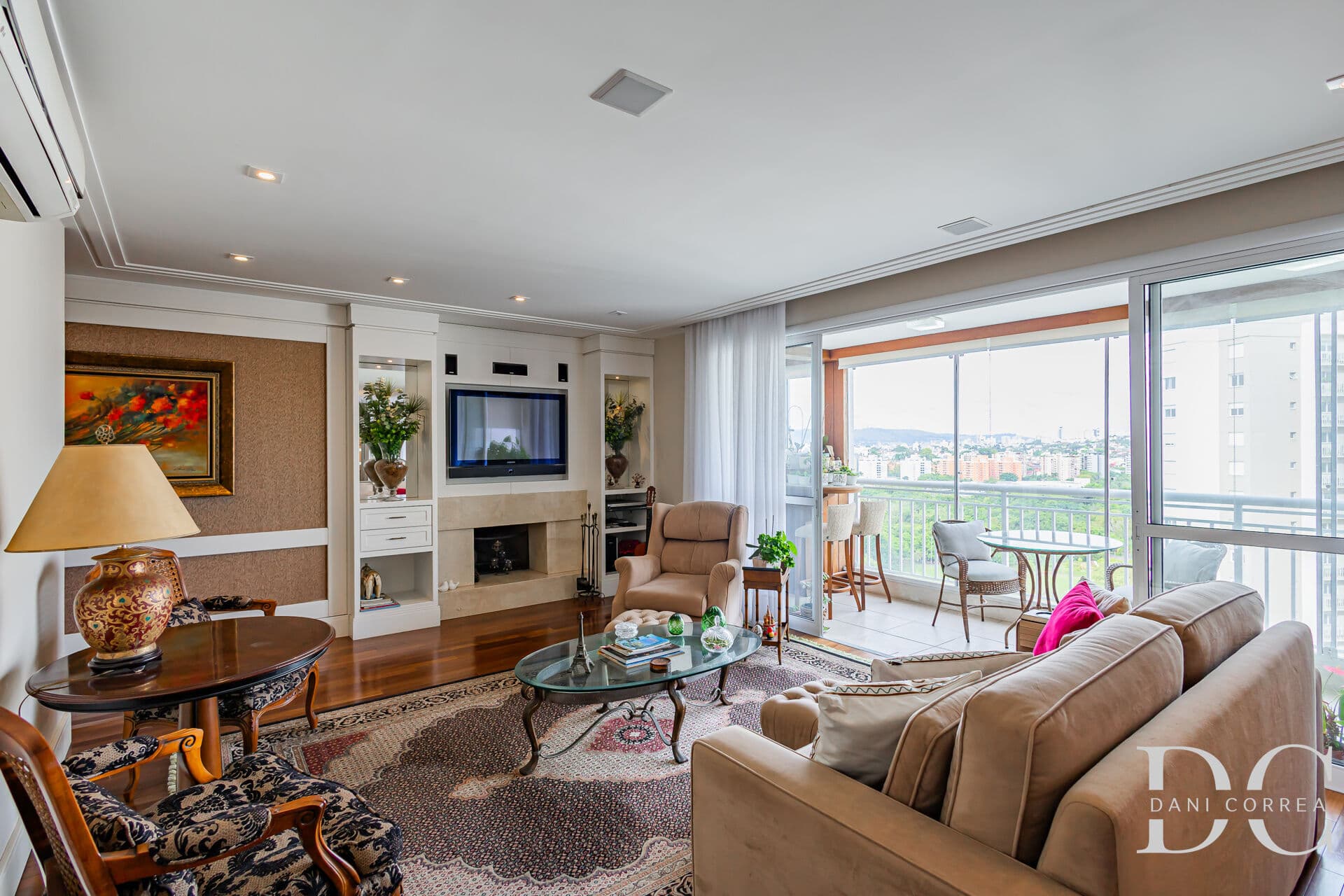 Apartamento 3 suítes em andar alto com vista para Parque Germânia.