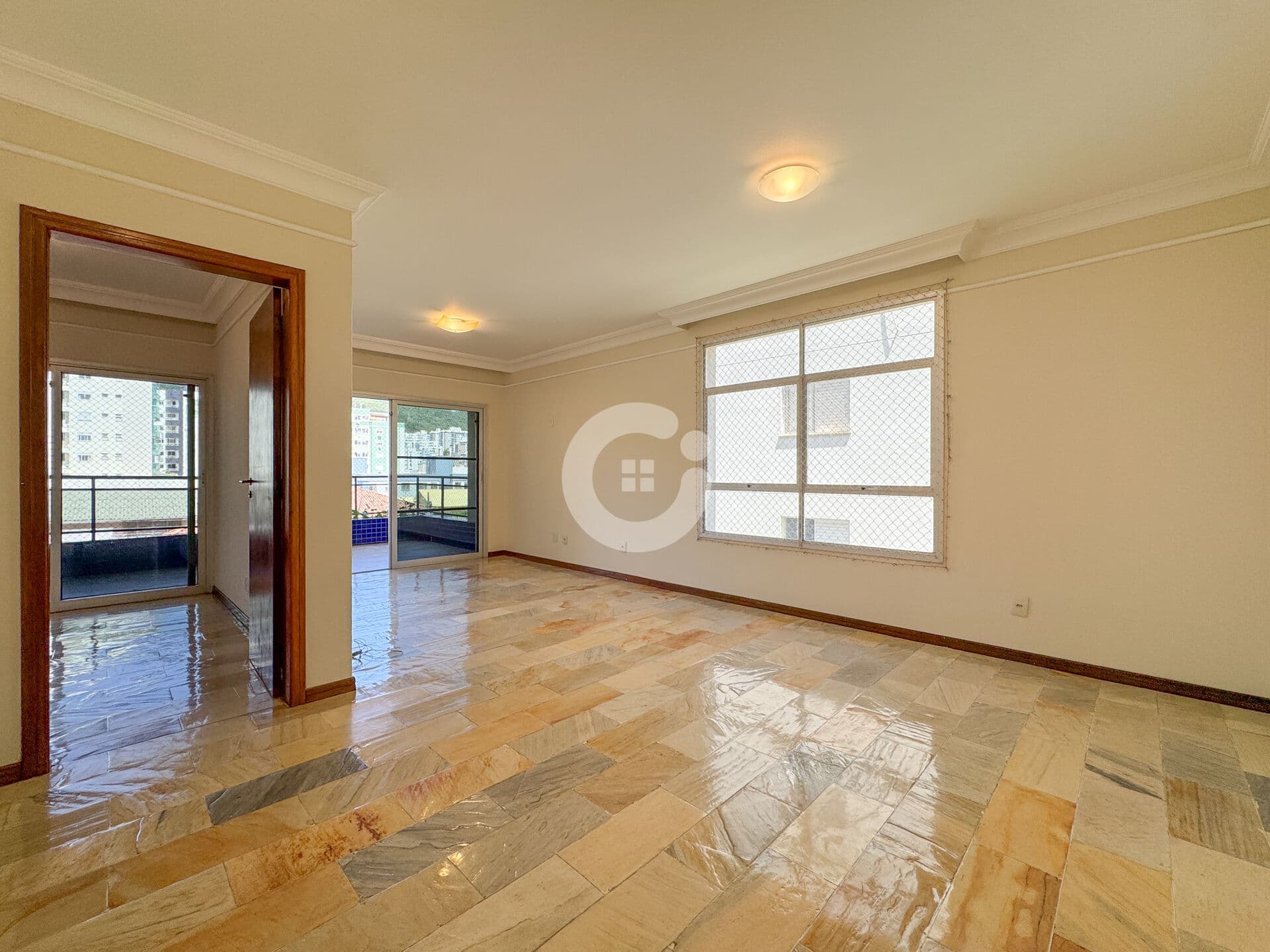 Apartamento de 3 quartos com dependência e 2 vagas