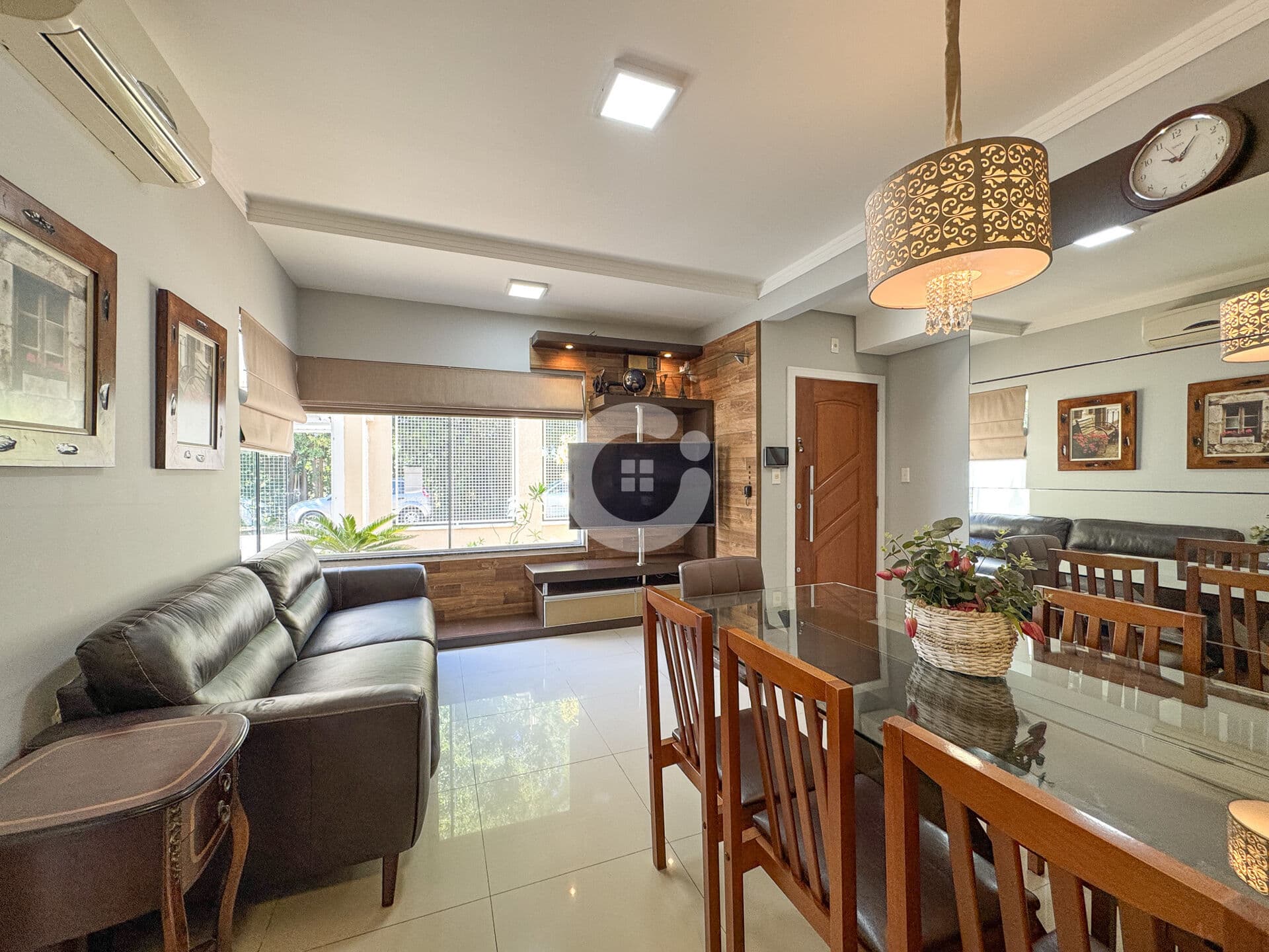 Casa geminada com 3 quartos (1 suíte) e 2 vagas na Vila Moema