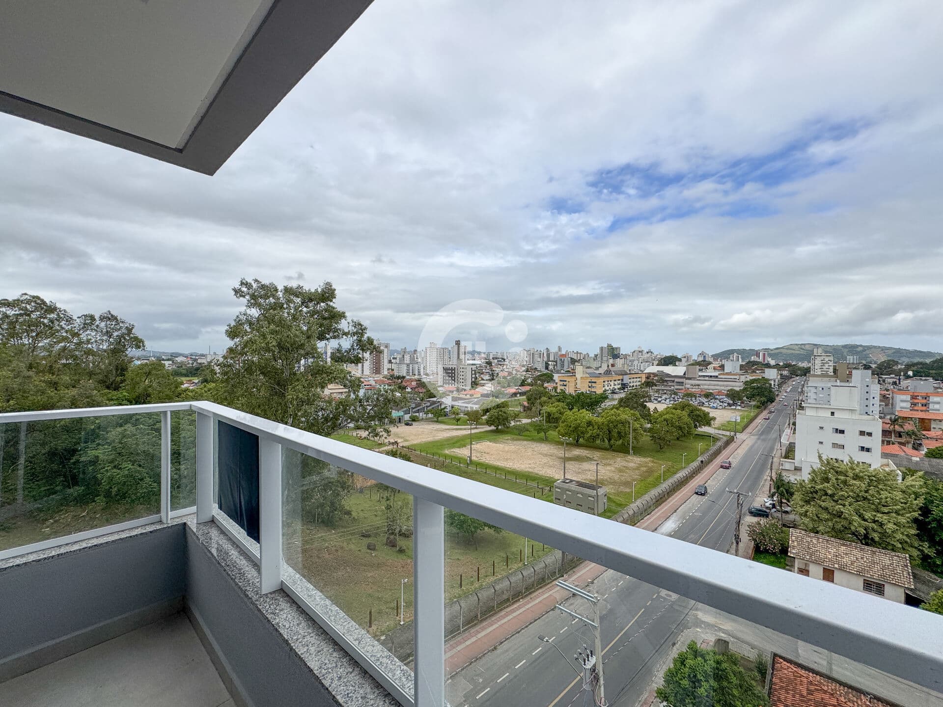 Apartamento com 2 quartos e 1 vaga ao lado da UNISUL - Dehon