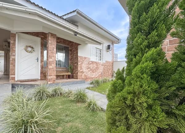 Casa com 3 quartos (2 suítes), espaço gourmet e piscina no Centro
