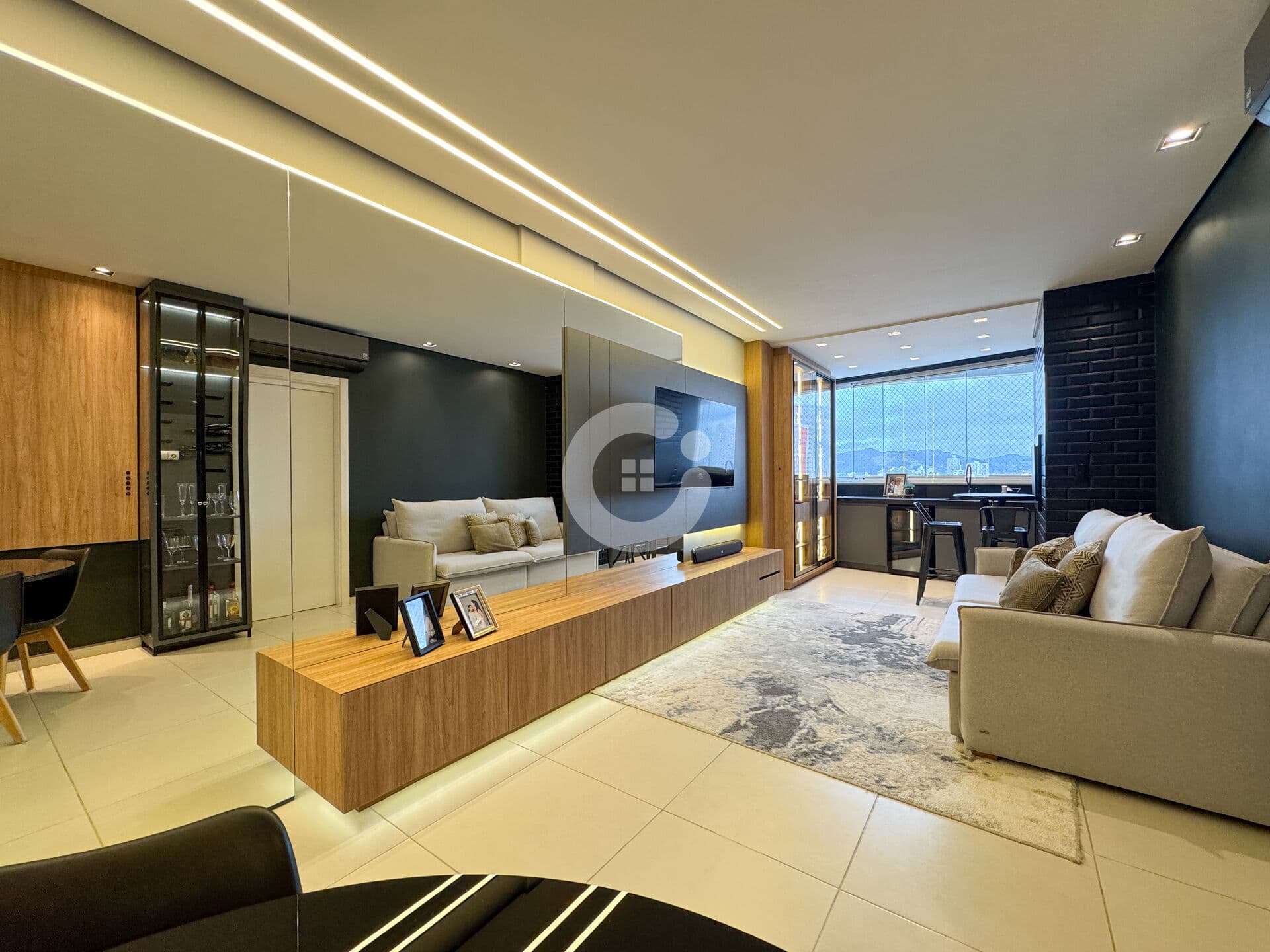 PORTEIRA FECHADA - Apartamento com 2 quartos (1 suíte) e 2 vagas