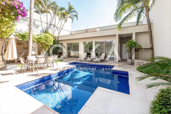 Excelente casa à venda no Bairro do Pacaembu, onde o conforto encontra o lazer dos seus sonhos!
