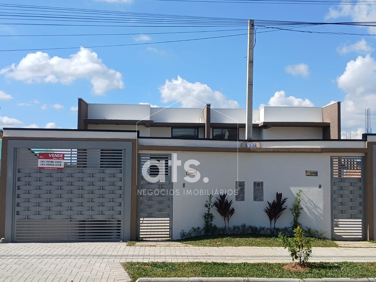 Sobrado NOVO com 3 quartos e amplo terreno