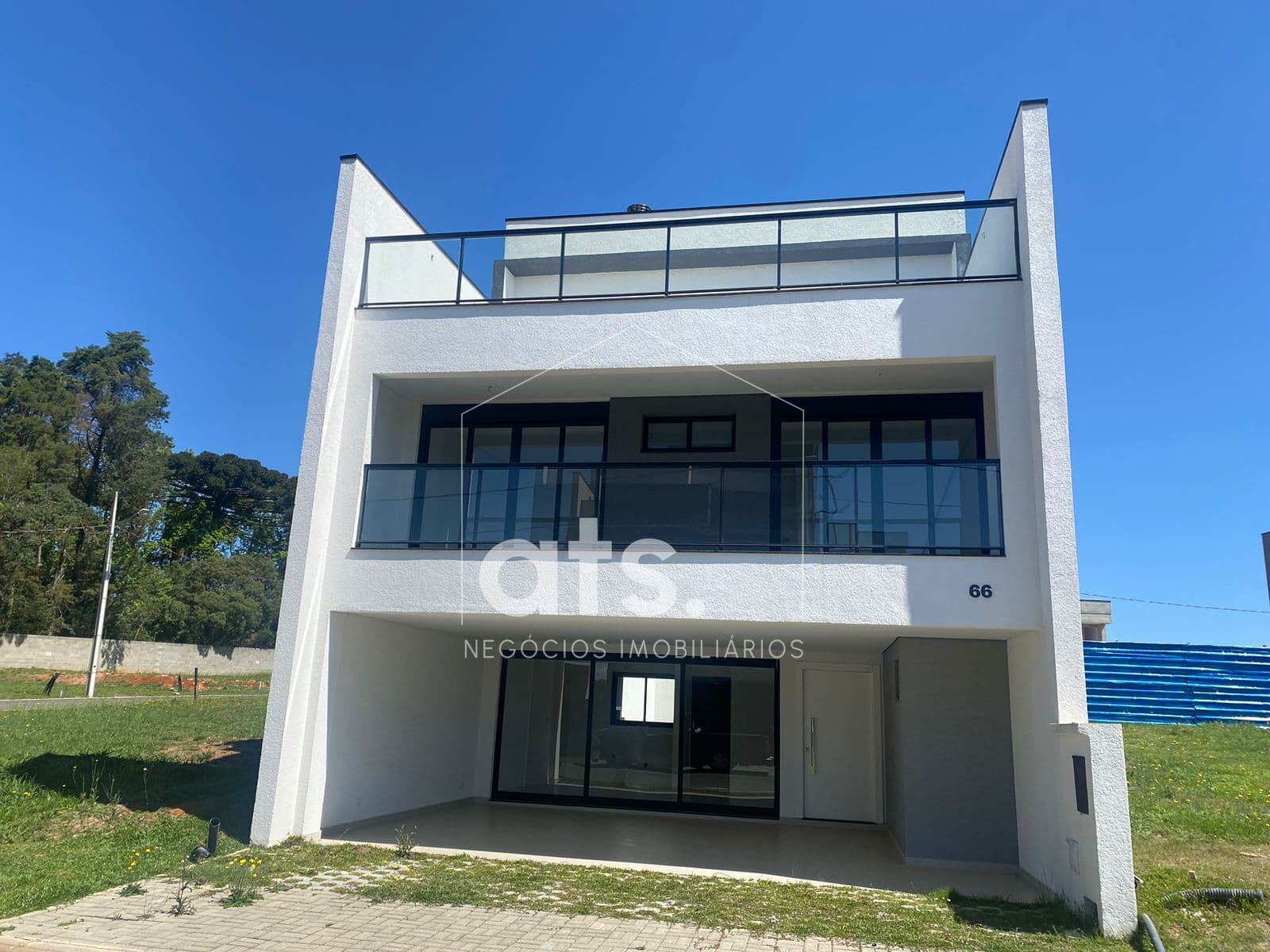 Sobrado Triplex em Condomínio