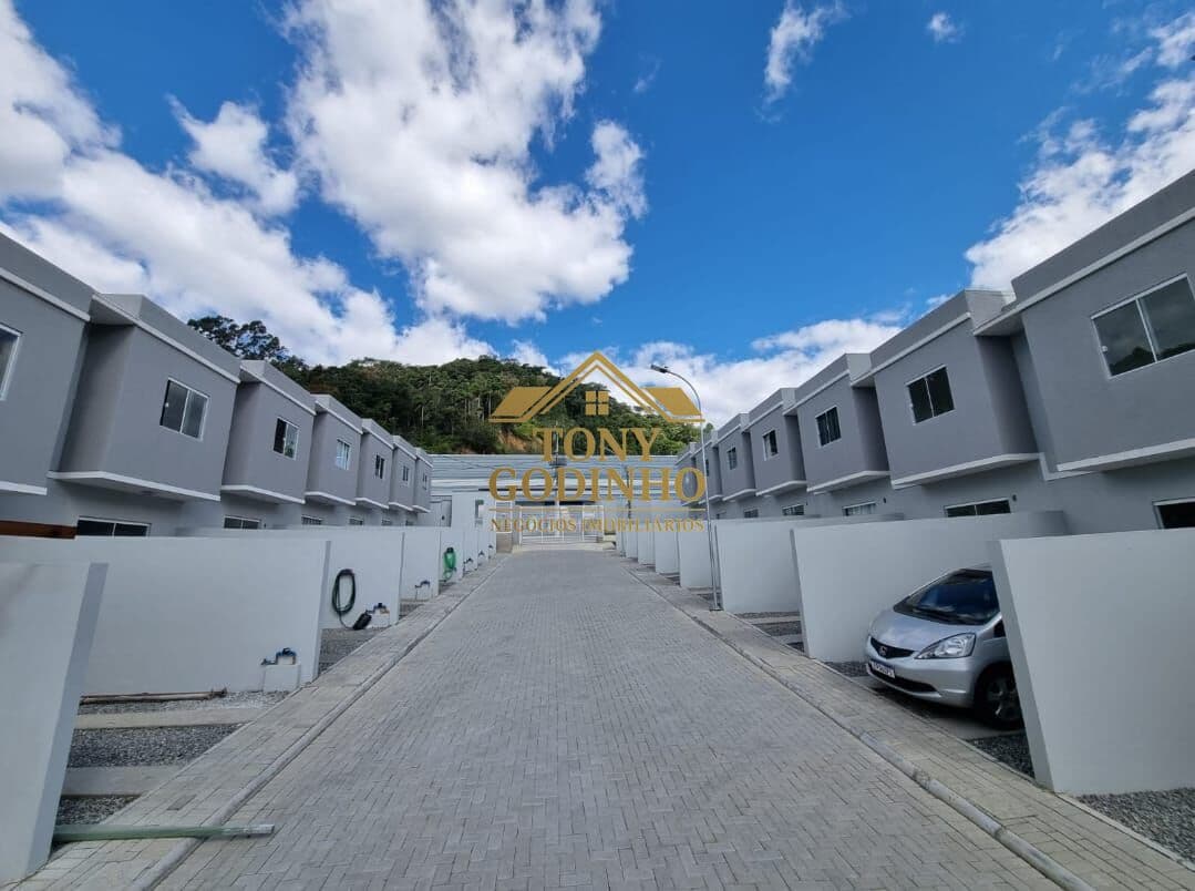 Belíssimo sobrado em construção a venda no Bairro Espinheiros em Itajaí SC