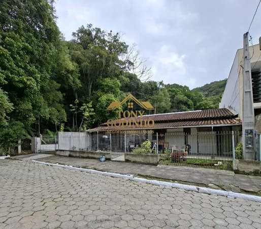 Oportunidade única de adquirir um imóvel averbado no Bairro Ressacada!
