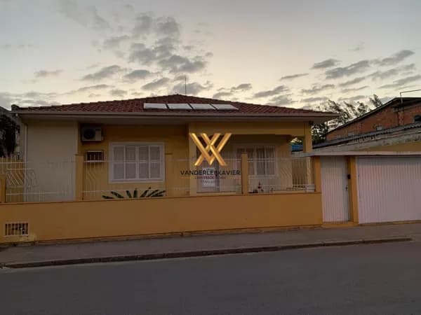🏡 Casa de Alvenaria à Venda – Próxima ao Centro de Laguna/SC