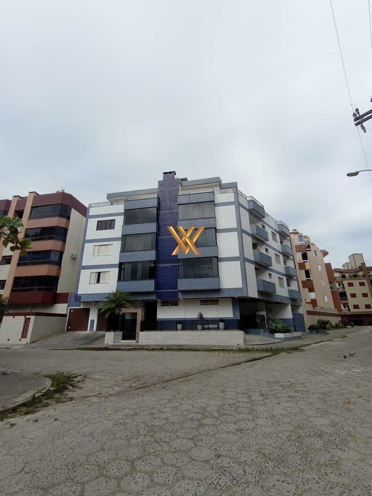 🟦 À VENDA – APARTAMENTO NA PRAÇA DO CAZECA 📍 Mar Grosso – Laguna/SC