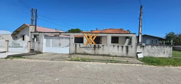 CASA A VENDA EM LAGUNA/SC