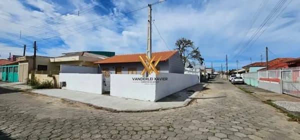 Casa de Esquina Toda Reformada à Venda em Laguna-SC