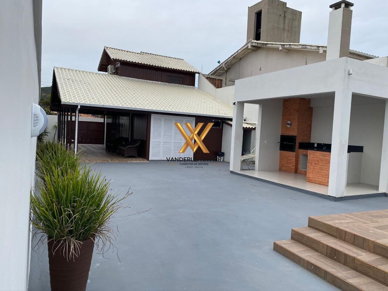 Casa com Piscina e Vista Permanente para a Lagoa