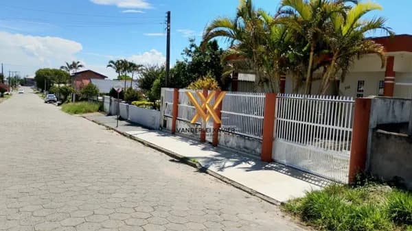 Casa à Venda no Bairro Cabeçudas – Laguna/SC