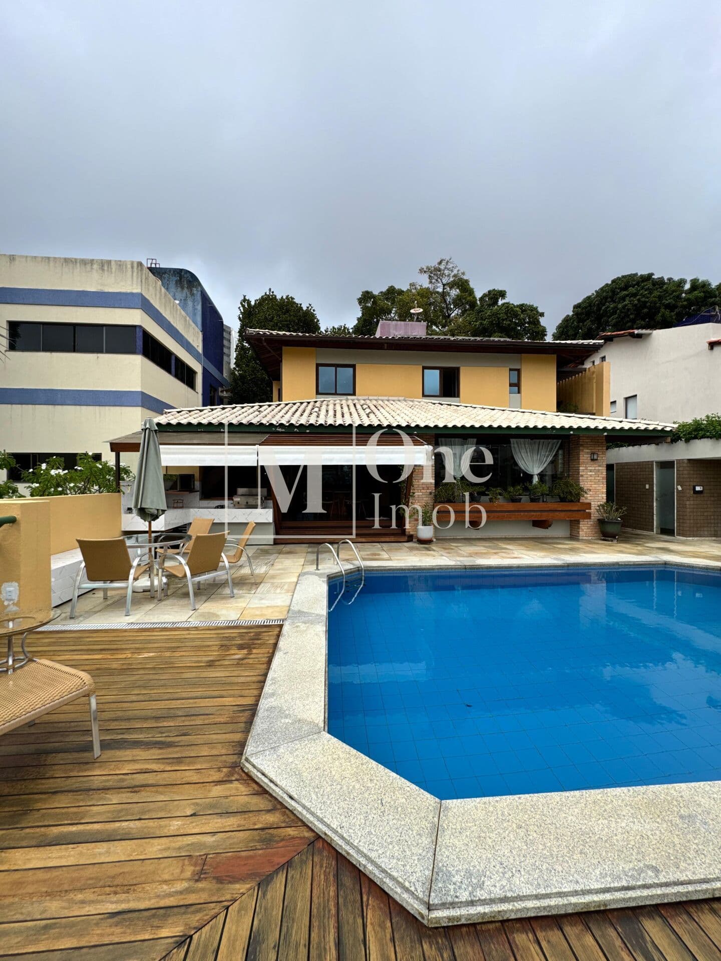 Sobrado em Candeal - Centro