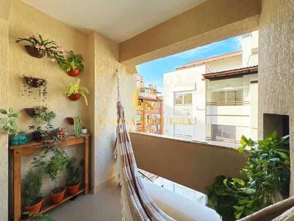 Apartamento 2 dormitórios, sacada com churrasqueira e 2 vagas de garagem.