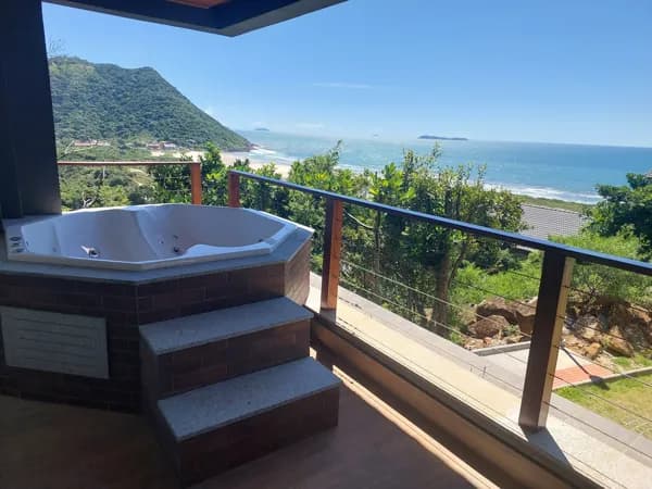 Casa de Alto Padrão com 4 Suítes e Vista para o Mar – 270 m² - Praia do Siriú - Garopaba/SC