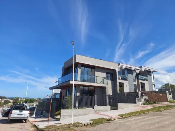 Casa de Alto Padrão à Venda – Loteamento Longarone, Garopaba/SC Viva com estilo e sofisticação a apenas 1km da Praia Central de Garopaba!