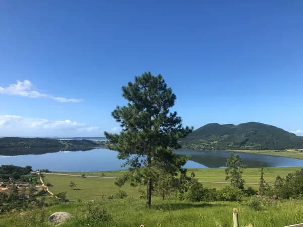 SÍTIO COM MARAVILHOSA VISTA E LINDA RESIDÊNCIA PERTO DA PRAIA