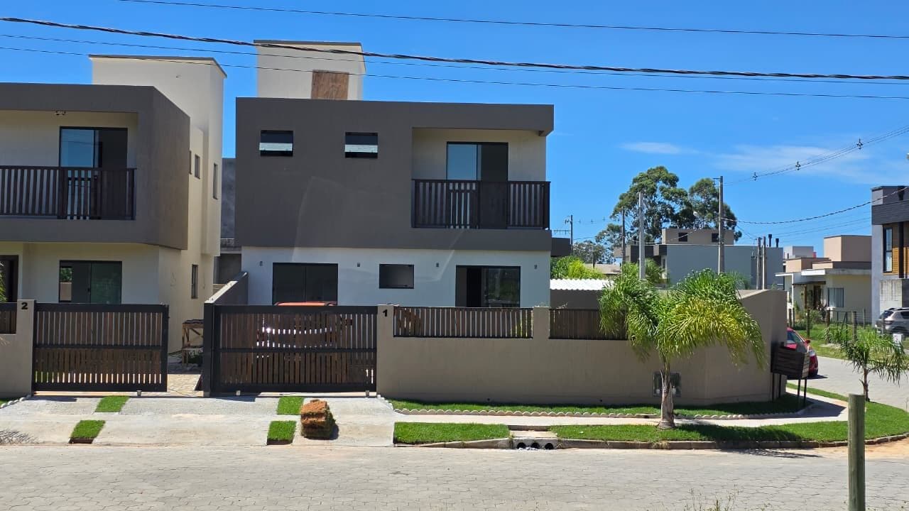 Viva Entre a Lagoa e o Mar: Seu Refúgio Moderno no Litoral Catarinense
