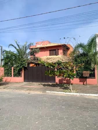 Casa com 3 Dormitórios e Piscina no Loteamento Pedra Branca – Garopaba/SC