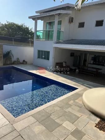 Sobrado para locação com 4 quartos.