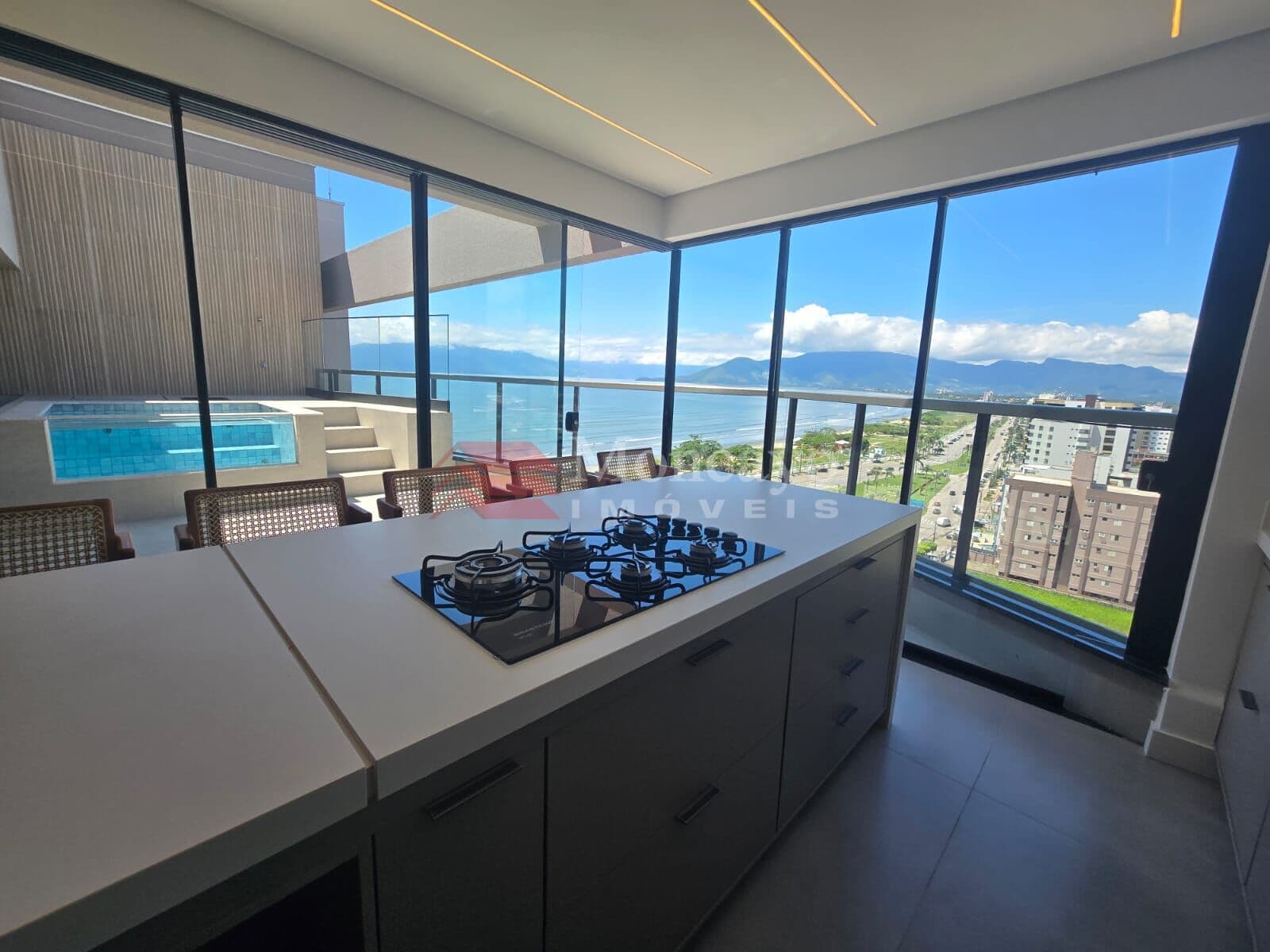 Apartamento cobertura com 3 suítes frente mar no Indaiá.