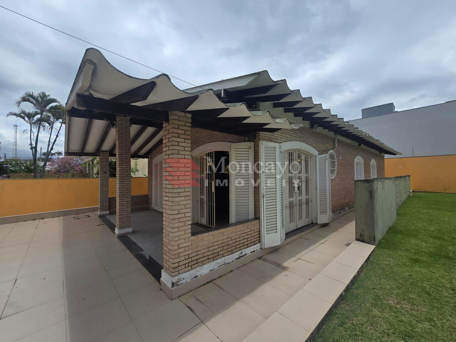 Casa com 4 quartos para venda na Praia das Palmeiras, Caraguatatuba - SP.