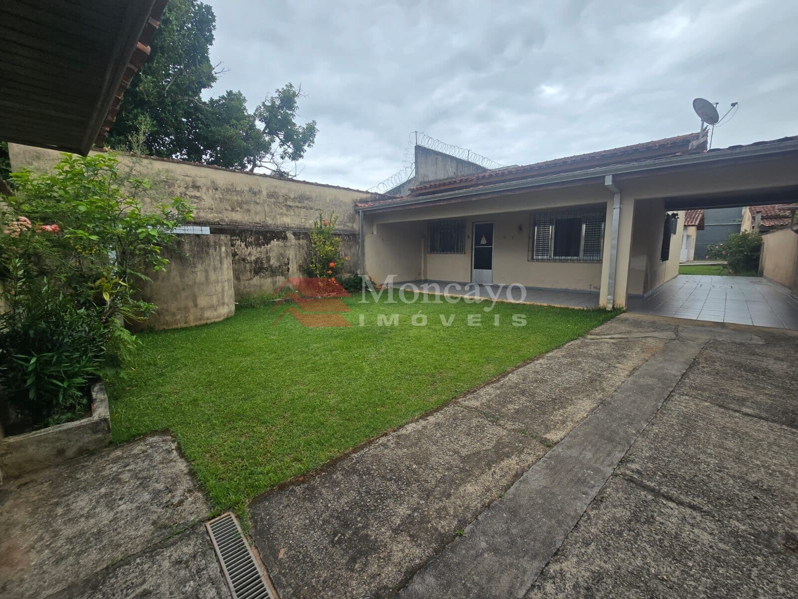 Casa com 2 quartos e edícula para venda na Praia das Palmeiras, Caraguatatuba - SP.