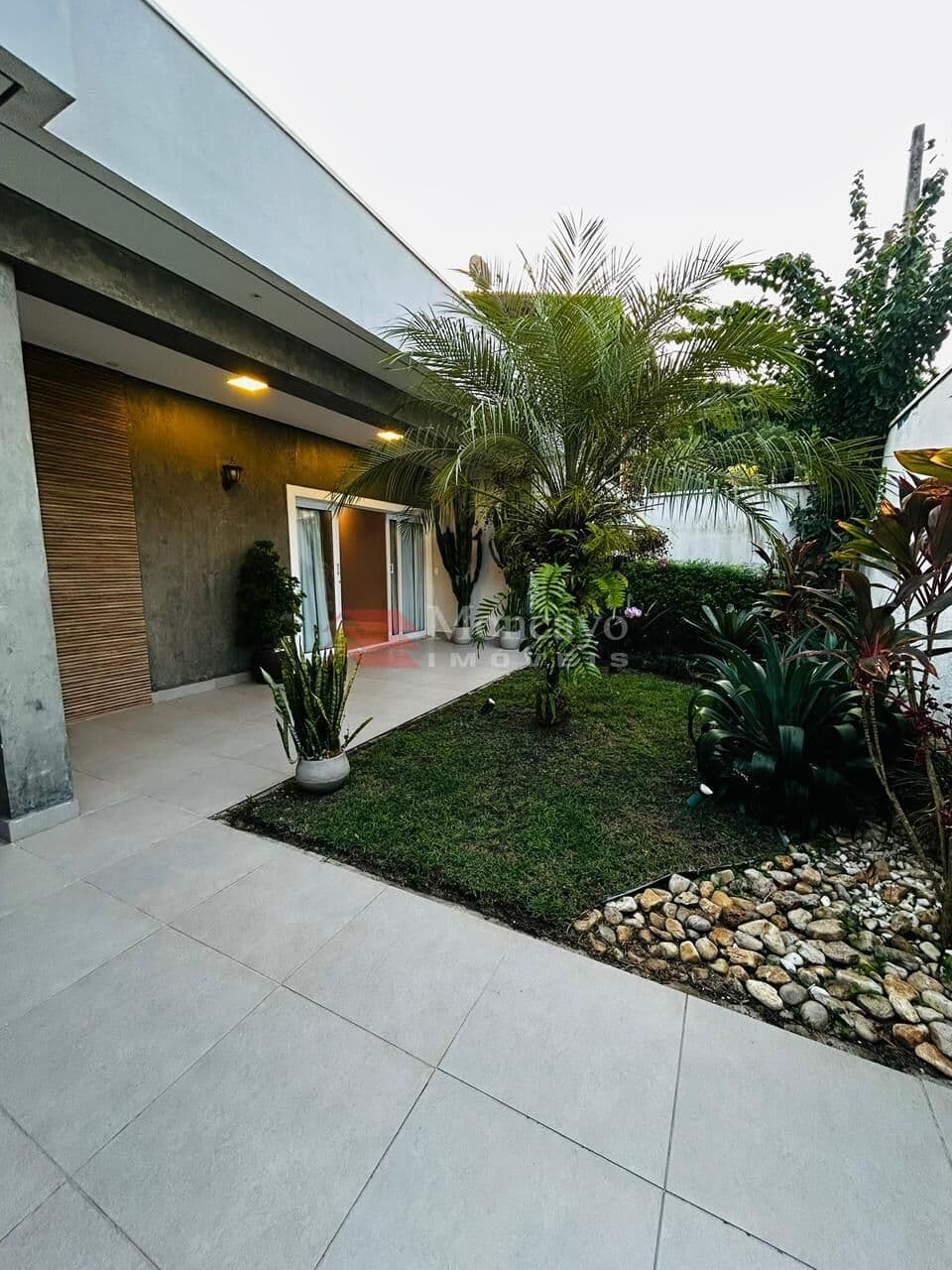 Casa com piscina e churrasqueira no Jardim Califórnia.