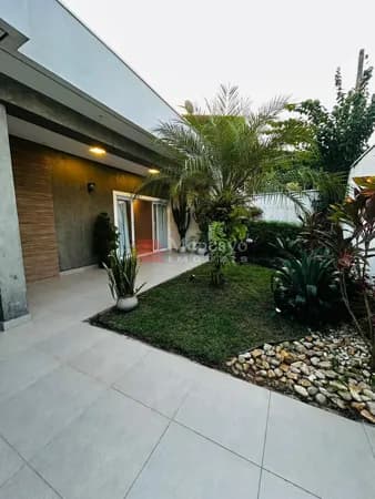 Casa com piscina e churrasqueira no Jardim Califórnia.