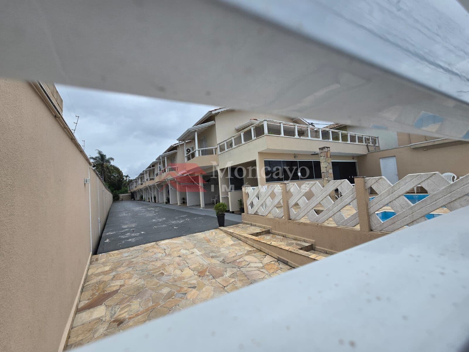 Sobrado em condomínio com 2 suítes para venda no Jardim Aruan, Caraguatatuba - SP.