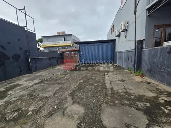 Casa com ponto comercial à venda no Jardim Britânia.