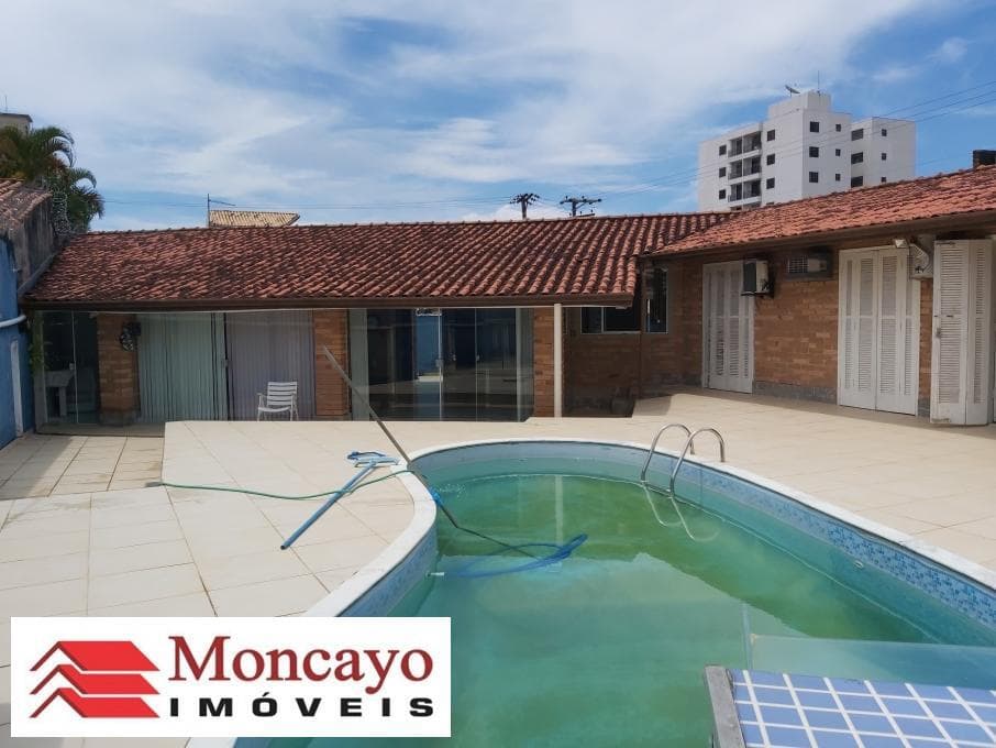Casa para venda com amplo terreno e piscina na Martim de Sá, Caraguatatuba