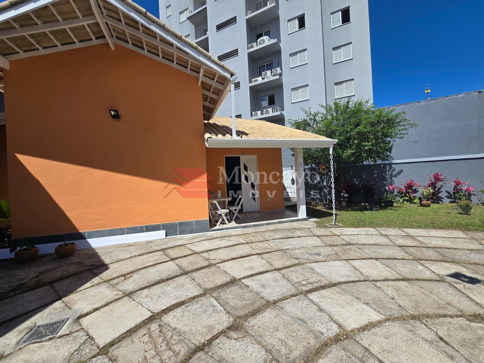 Casa em condomínio para locação no Jardim Aruan, Caraguatatuba.