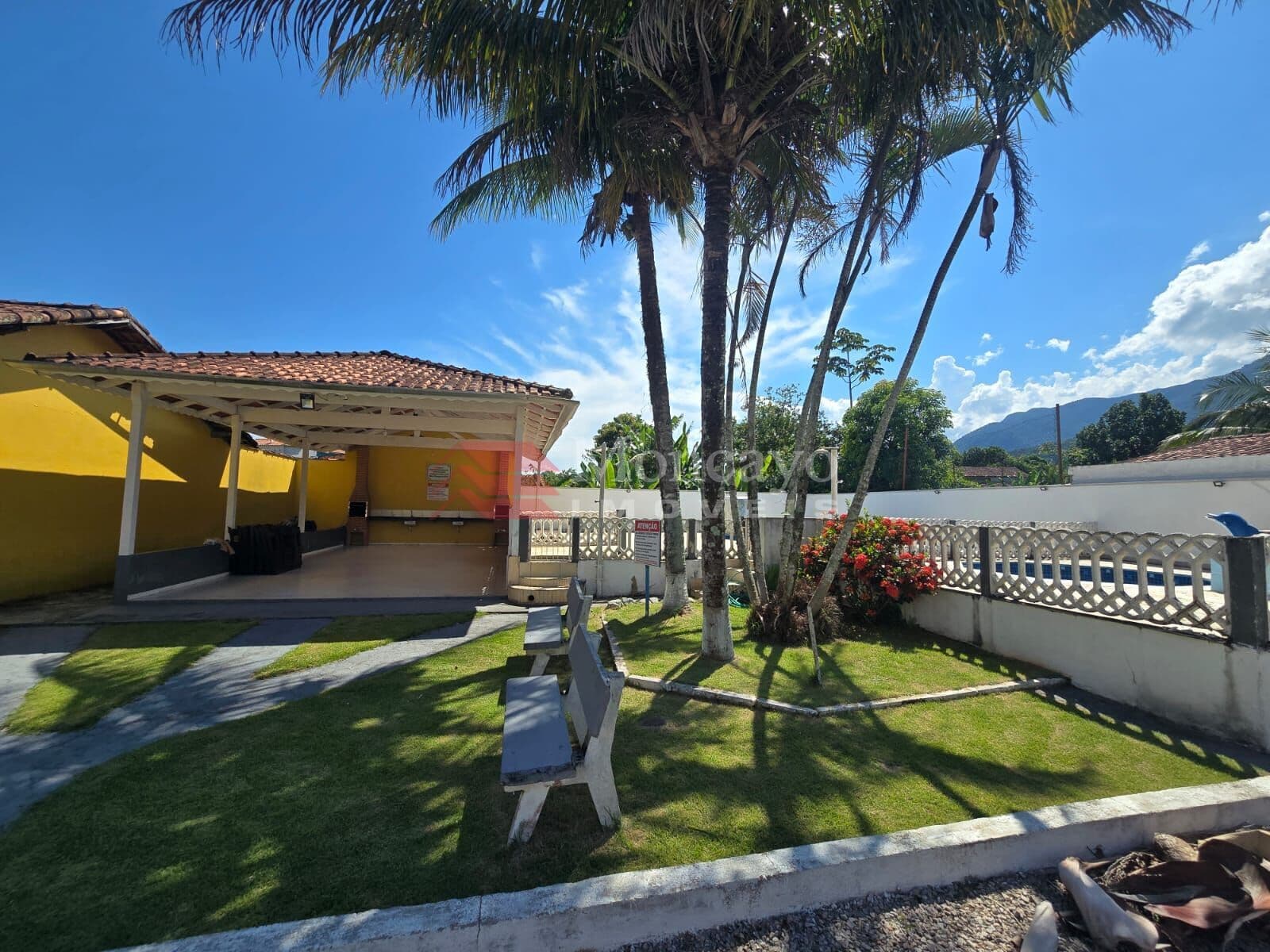 Casa em condomínio à venda no Massaguaçu.