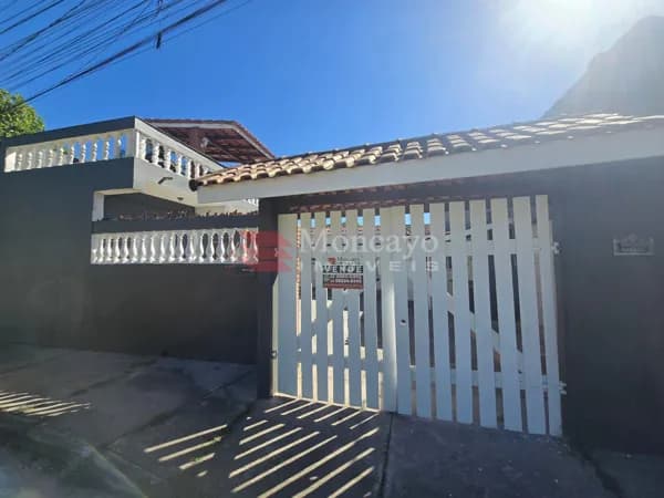 Casa à venda no bairro Jardim Aruan.