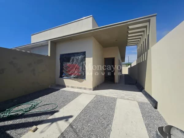 Casa à venda com 2 quartos no Golfinho.