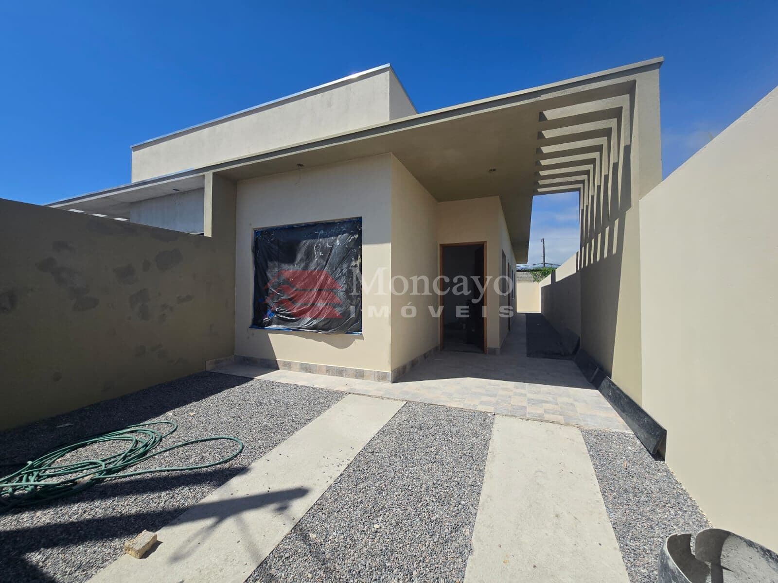 Casa à venda com 2 quartos no Golfinho.