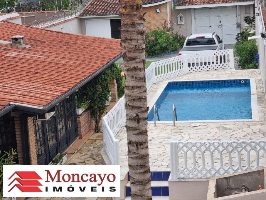 Sobrado com 6 quartos e piscina para venda na Praia das Palmeiras, Caraguatatuba/SP.