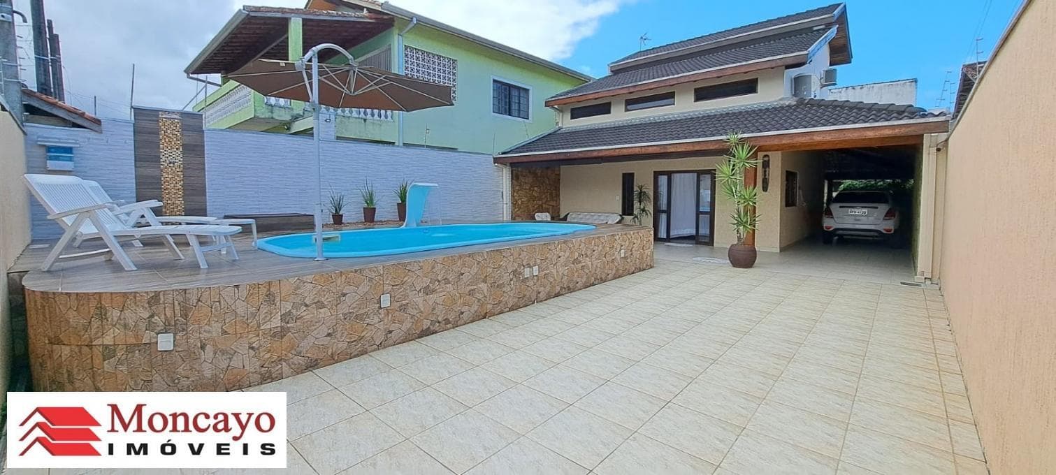 Sobrado com 3 quartos e piscina para venda no Jardim Aruan, Caraguatatuba - SP.