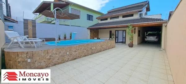 Sobrado com 3 quartos e piscina para venda no Jardim Aruan, Caraguatatuba - SP.