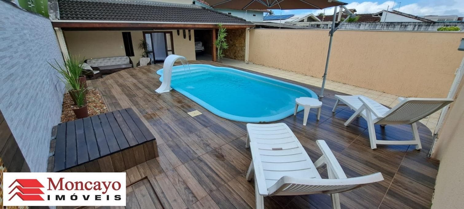 Sobrado com 3 quartos e piscina para venda no Jardim Aruan, Caraguatatuba - SP.