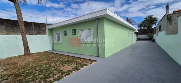 Casa com 3 quartos, piscina e amplo terreno para venda no Porto Novo, Caraguatatuba - SP.