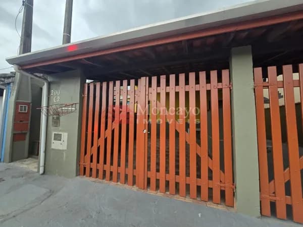 Casa para locação com 2 quartos no Golfinho.