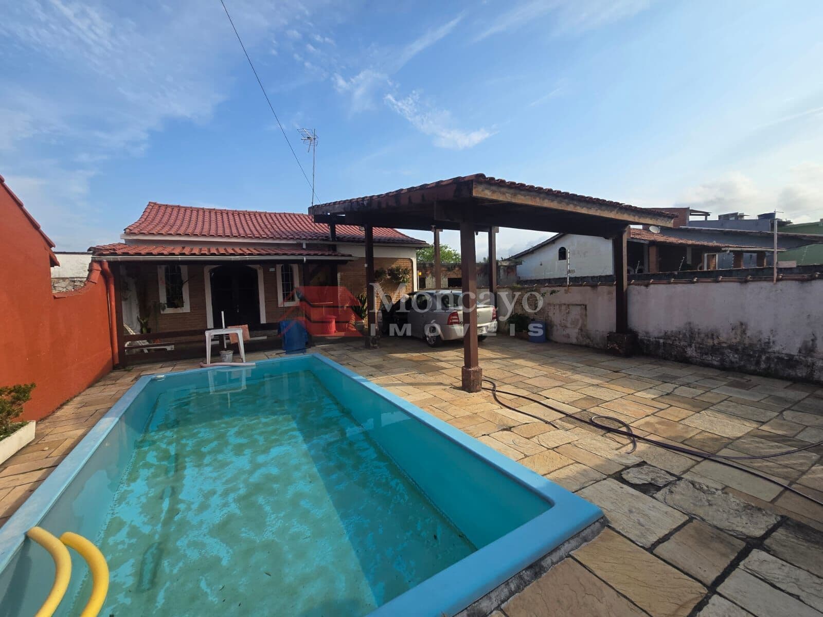 Casa com 2 quartos, piscina e edícula para venda no Golfinho, Caraguatatuba